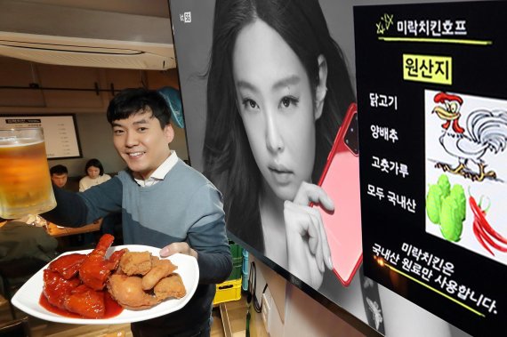 KT 모델들이 소상공인 매장에서 활용 중인 올레 tv 우리가게tv 서비스를 소개하고 있다. KT 제공