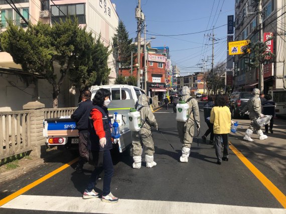 시흥시 신천동 통합방재단 방역활동. 사진제공=시흥시