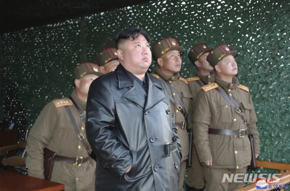[평양=AP/뉴시스]북한 조선중앙통신은 22일 김정은 북한 국무위원장의 사진을 공개하며 김정은 위원장이 21일 평북 선천 일대의 전술 유도무기 시범 사격 현장을 현지 지도했다고 보도했다. 2020.03.22.