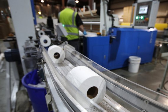 Toilet paper moves out from a cutting machine at the Tissue Plus factory, Wednesday, March 18, 2020, in Bangor, Maine. (AP Photo/Robert F. Bukaty) /뉴시스/AP /사진=