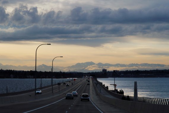 A few cars drive on a nearly empty highway, amid the coronavirus disease (COVID1-19) outbreak, on the road in to Seattle, Washington, U.S., March 22, 2020. REUTERS/Brian Snyder /REUTERS/뉴스1 /사진=