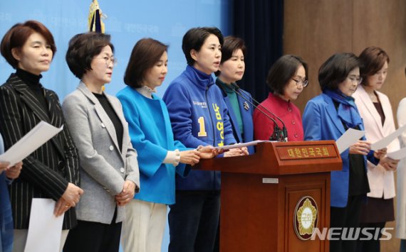 [서울=뉴시스] 김진아 기자 = 더불어민주당 백혜련 전국 여성위원장, 남영희 의원, 박경미 의원을 비롯한 여성의원들이 23일 서울 여의도 국회 소통관에서 N번방 재발금지3법 통과와 해당자 강력처벌 촉구 기자회견을 하고 있다. 2020.03.23. bluesoda@newsis.com