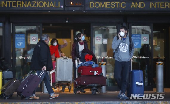 [밀라노=AP/뉴시스]22일(현지시간) 이탈리아 밀라노의 말펜사 공항에 도착해 승객들이 짐을 들고 나오고 있다. 이탈리아는 22일 기준 코로나19 누적 확진자는 5만9138명으로 하루 사이 5560명 증가했으며 총 사망자는 651명 늘어난 5476명으로 집계됐다. 2020.03.23.