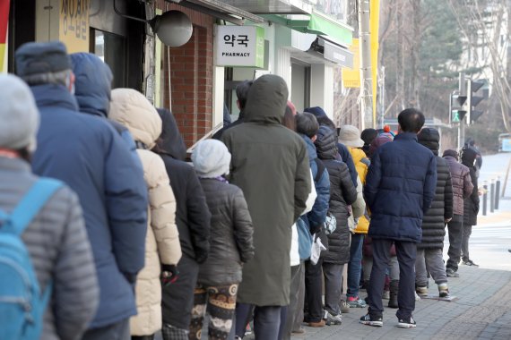 서울시내 한 약국에서 시민들이 마스크 구입을 위해 줄지어 서 있다. 사진=뉴시스