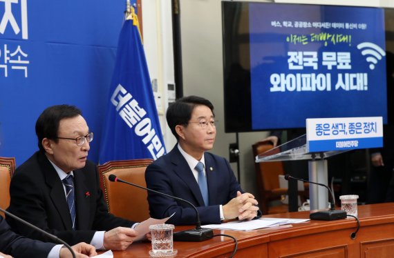 이해찬 더불어민주 대표가 지난 15일 서울 여의도 국회에서 열린 총선공약 발표에서 1호 공약 '전국 무료 와이파이'를 밝히고 있다. 사진=뉴스1