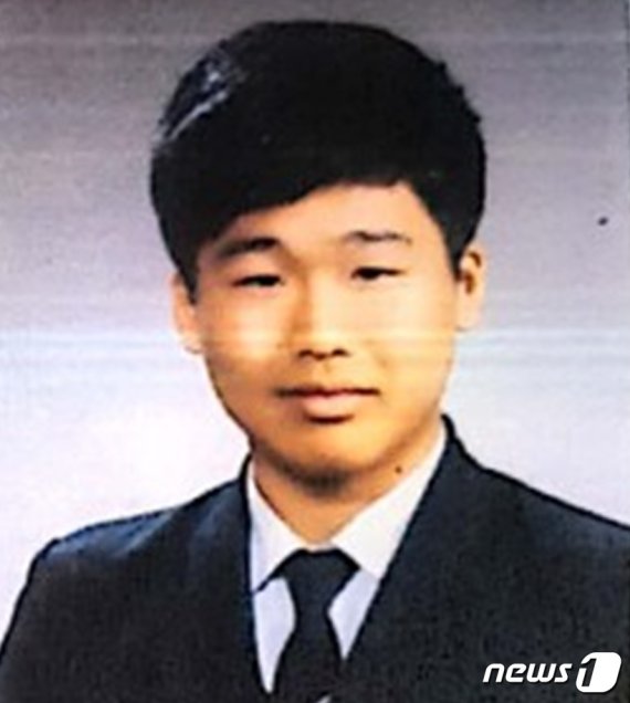 텔레그램 성착취 영상 공유방, 속칭 '박사방' 운영자 조주빈씨(25)의 신상이 공식적으로 공개됐다. 서울지방경찰청은 24일 신상공개심의위원회를 통해 조씨의 얼굴과 실명을 공개키로 했다. 조씨는 수사기관의 결정에 의해 신상이 만천하에 내세워진 22번째 인물이 됐다. (서울지방경찰청 제공) 2020.3.24/뉴스1 © News1 황덕현 기자