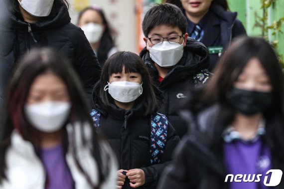 마스크를 착용한 채 등교하는 초등학생들. (뉴스1DB) © News1 성동훈 기자