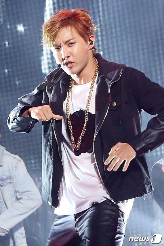 '카리스마 신인'그룹 방탄소년단 제이홉이 19일 오후 서울 용산구 블루스퀘어 삼성카드홀에서 열린 첫 정규앨범 DARK & WILD 쇼 케이스에서 멋진 무대를 선보이고 있다. 2014.8.19 스타뉴스/뉴스1 © News1