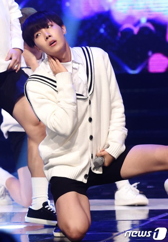 '난 섹시한 남자' 방탄소년단 제이홉이 27일 오후 경기도 일산 동구 장항동 MBC 드림센터에서 열린 MBC 뮤직 '쇼챔피언(MC 도영, 재현/이하 쇼챔)'에서 멋진 무대를 선보이고 있다. 2015.5.27/뉴스1 © News1 권현진 기자