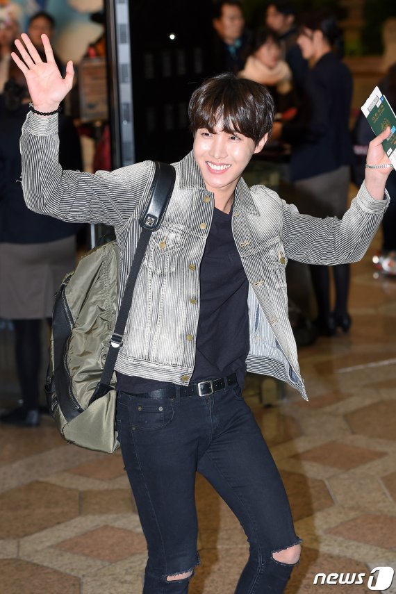 '유쾌한 인사' 방탄소년단 제이홉이 3일 오전 '제17회 한중가요제' 참석차 김포국제공항을 통해 중국 베이징으로 출국하고 있다. 2015.11.03/뉴스1 © News1 고아라 기자