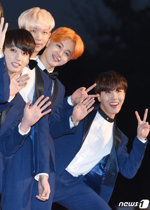 '근사한 정장입고 깨알 포즈' 방탄소년단 제이홉이 14일 오후 서울 올림픽공원 체조경기장에서 열린 ‘한국방문의해 기념 제25회 하이원 서울가요대상’ 시상식에서 포즈를 취하고 있다. 왼쪽부터 정국, 랩몬스터, 지민, 제이홉. © News1 권현진 기자