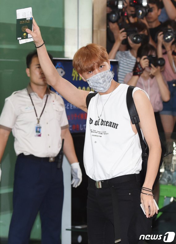 '팬바보의 손인사' 방탄소년단 제이홉이 콘서트차 12일 오후 김포국제공항을 통해 일본 도쿄로 출국하며 손인사를 하고 있다. 2016.8.12/뉴스1 © News1 권현진 기자