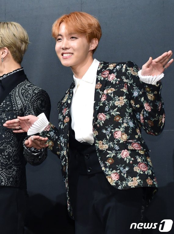 '빅히트 칠래요' 방탄소년단 제이홉이 10일 오전 서울 롯데호텔에서 열린 정규 2집 앨범 '윙스'(WINGS) 기자간담회에 참석해 포즈를 취하고 있다. 2016.1010/뉴스1 © News1 권현진 기자