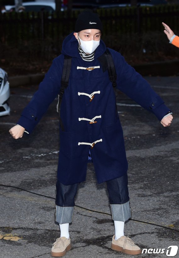 '깨방정 댄스' 방탄소년단 제이홉이 23일 오전 서울 여의도 KBS 신관 공개홀에서 열린 KBS2 '뮤직뱅크'(이하 뮤뱅) 리허설을 하기 위해 방송국으로 들어서며 귀요미 댄스를 선보이고 있다. 2016.12.23/뉴스1 © News1 권현진 기자