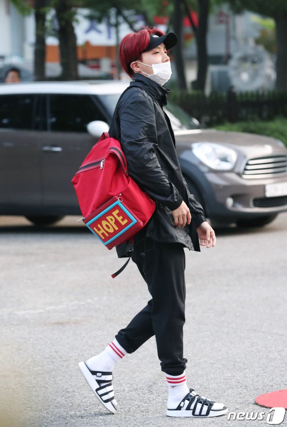 '옷 잘 입는 남자' 방탄소년단(BTS) 제이홉이 22일 오전 서울 여의도 KBS 신관 공개홀에서 열린 KBS2 '뮤직뱅크'(뮤뱅) 리허설을 하기 위해 방송국으로 들어서고 있다. 2017.9.22/뉴스1 © News1 권현진 기자