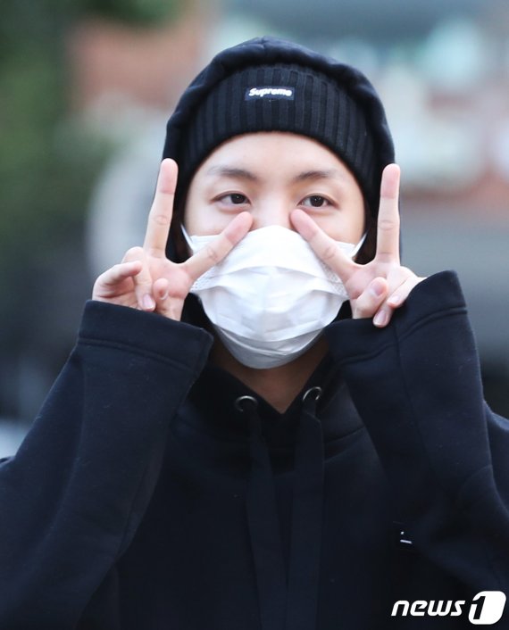 '아침부터 귀여움 폭발' 방탄소년단 제이홉이 오전 서울 여의도 KBS 신관 공개홀에서 열린 KBS2 '뮤직뱅크'(뮤뱅) 리허설을 하기 위해 방송국으로 들어서며 인사를 하고 있다. 2017.9.29./뉴스1 © News1 권현진 기자