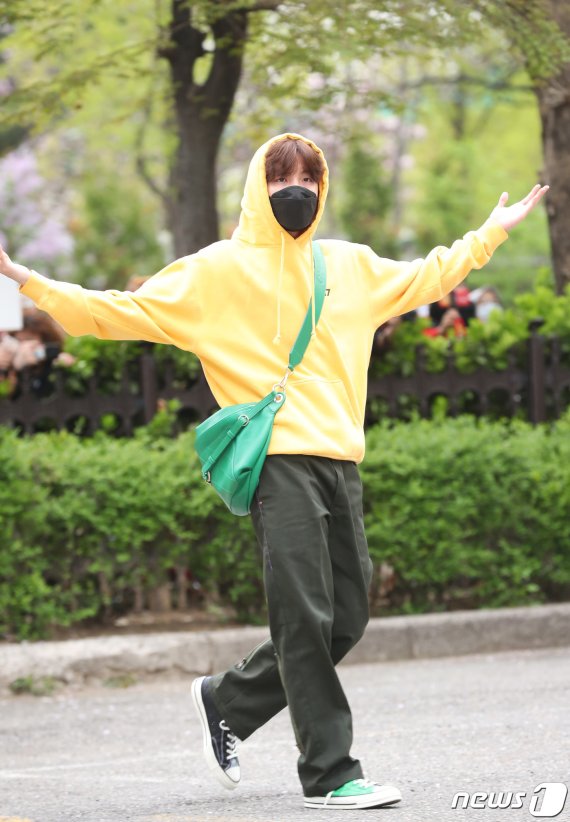 '봄이 왔어요' 방탄소년단(BTS) 제이홉이 19일 오전 서울 여의도 KBS에서 열린 KBS2 '뮤직뱅크'(뮤뱅) 리허설에 참석해 인사를 하고 있다. 2019.4.19/뉴스1 © News1 권현진 기자