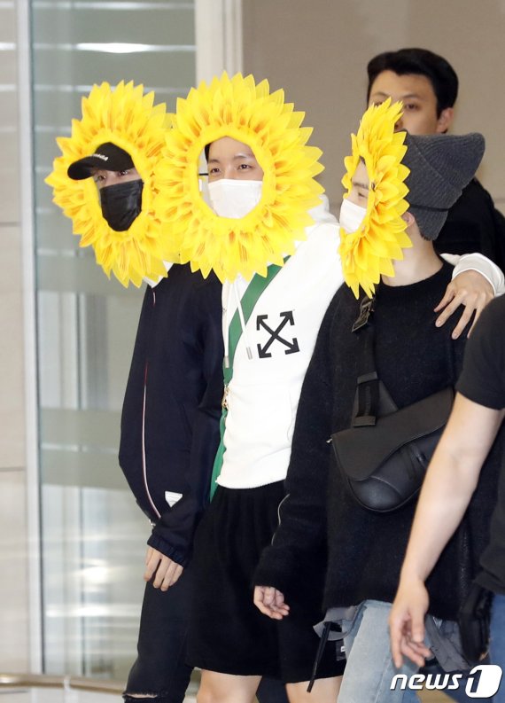 '해바라기 변신' BTS' 그룹 방탄소년단(BTS) 진(왼쪽부터), 제이홉, 슈가가 10일 오후 '러브 유어셀프: 스피크 유어셀프(LOVE YOURSELF: SPEAK YOURSELF) 유럽 공연을 마치고 인천국제공항을 통해 입국하고 있다. 2019.6.10/뉴스1 © News1 권현진 기자