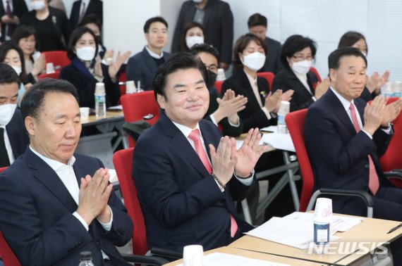 원유철 미래한국당 대표가 24일 서울 영등포구 당사에서 열린 비례대표 후보자 워크샵에서 박수치고 있다. 뉴시스