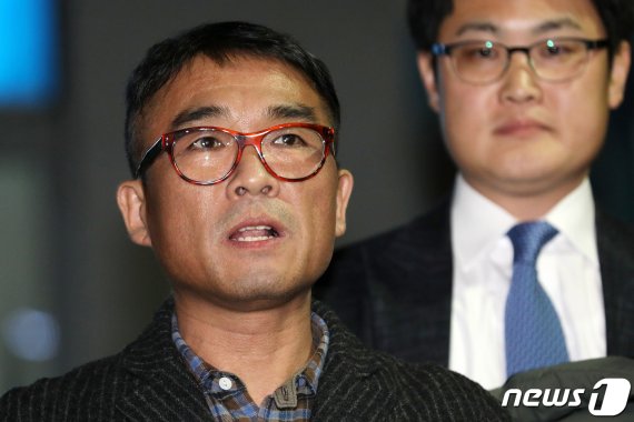유흥업소 성폭행 혐의를 받고 있는 가수 김건모가 15일 오후 서울 강남경찰서에서 피고소인 조사를 마치고 입장을 발표하고 있다. /사진=뉴스원