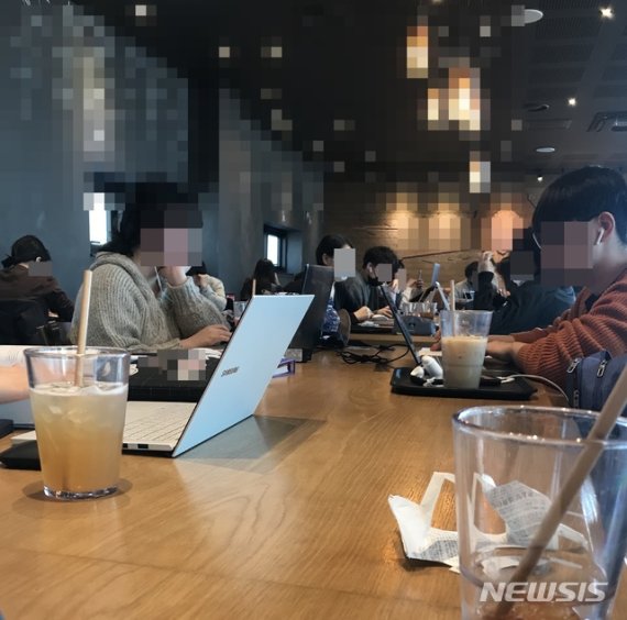 '사회적 거리두기는 먼나라 이야기' 카페 찾는 학생·직장인들