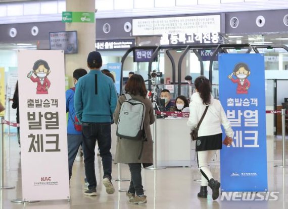 신종 코로나바이러스 감염증(코로나19)이 확산 중인 24일 제주국제공항 3층 국내선 출발 탑승장 앞에 이용객 발열검사를 위한 열화상 감지 카메라가 운용 중이다. 2020.03.24. [뉴시스]