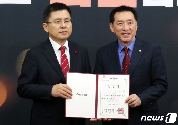 황교안 미래통합당 대표(왼쪽)와 김석기 의원.