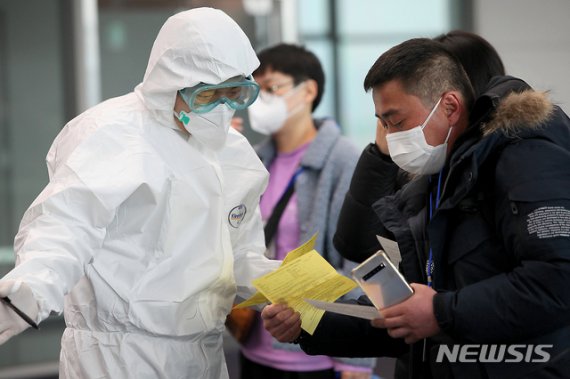 [서울=뉴시스]박주성 기자 = 인천공항 검역을 지원 중인 육군 수도군단 특공연대 장병이 중국발 항공기 입국 승객의 문진표를 확인하고 있다. (사진=육군 제공). 2020.03.22. photo@newsis.com /사진=뉴시스