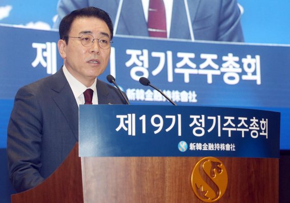 조용병 신한금융 회장 '연임'…"신뢰회복·위기극복에 혼신의 힘"