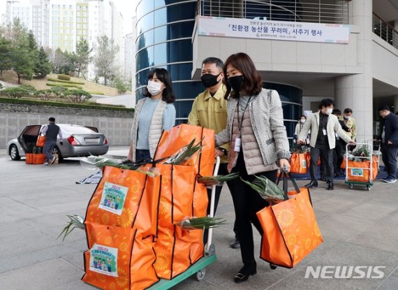 "먹어서 도와야..." 온라인 개학에 친환경 농가들 또 다시 걱정