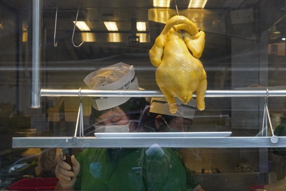 A chef wearing a face mask cooks at a Chinese restaurant in Hong Kong Thursday, March 26, 2020. (AP Photo/Vincent Yu) /뉴시스/AP /사진=