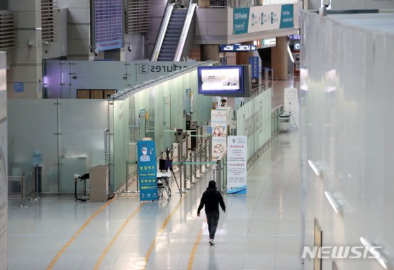 신종 코로나바이러스 감염증(코로나19)이 전 세계로 확산되고 있는 가운데 인천국제공항 1터미널 출국장이 한산한 모습을 보이고 있다. /사진=뉴시스