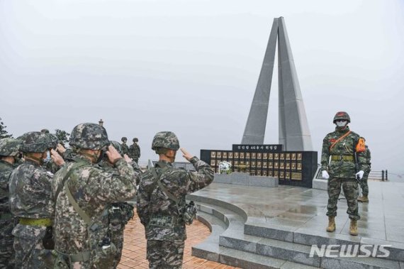 지난 3월 육해공군 합동 부대 장병들이 천안함 46용사 위령탑에서 열린 천안함 피격사건 전사 장병에 대한 추모행사에서 경례를 하고 있다. /사진=뉴시스