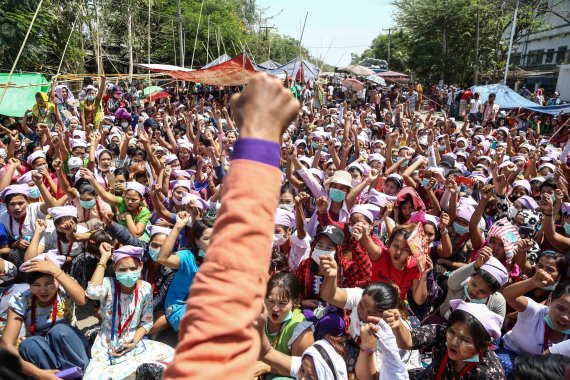 Garment factory workers protest demanding to get their jobs back, as thousands of garment workers lost their jobs due to coronavirus disease (COVID-19) outbreak, according to local media, in Yangon, Myanmar March 26, 2020. REUTERS/Myanmar Press Photo Agency THIS IMAGE HAS BEEN SUPPLIED BY A THIRD PA