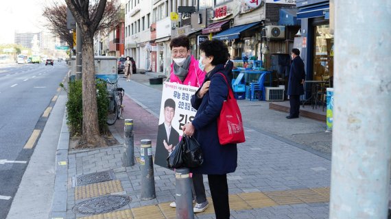 김웅 미래통합당 송파갑 후보가 선거운동 도중 지역구 구민과 인사를 나누고 있다.