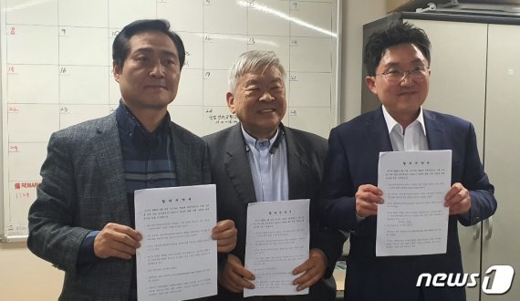 서울 구로을에서 단일화에 합의했던 미래통합당 김용태 후보(오른쪽 첫번째)와 무소속 강요식 후보(왼쪽 첫번째)가 5일 합의를 철회했다.