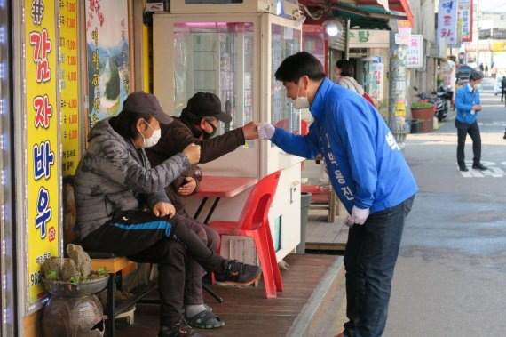 서울 강북을에 출마한 박용진 더불어민주당 후보가 선거운동 중 주민들과 인사를 하고 있다.
