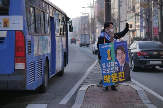 서울 강북을에 출마한 더불어민주당 박용진 후보가 선거운동 중 손을 들어 주민들에게 인사를 하고 있다.