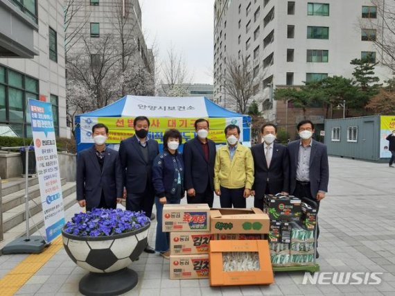 [안양=뉴시스] 박석희 기자 = 안양시 주민자치협의회 간식 전달.