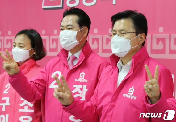 황교안 미래통합당 대표(왼쪽 세 번째)가 지난 27일 오전 대전 유성갑 장동혁 후보 선거사무소를 방문해 기호2번을 상징하는 'V'포즈를 취하고 있다. 뉴스1