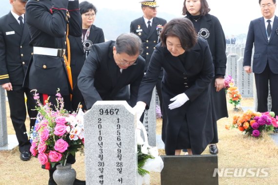 [대전=뉴시스]배훈식 기자 = 문재인 대통령과 김정숙 여사가 27일 국립대전현충원 고 한주호 준위 묘역에서 참배하고 있다. 2020.03.27. dahora83@newsis.com