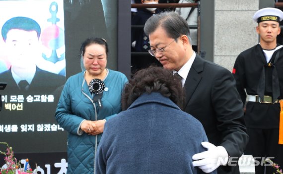 [대전=뉴시스]배훈식 기자 = 문재인 대통령이 27일 국립대전현충원 제2연평해전 전사자 묘역에서 유가족을 위로하고 있다. 2020.03.27. dahora83@newsis.com