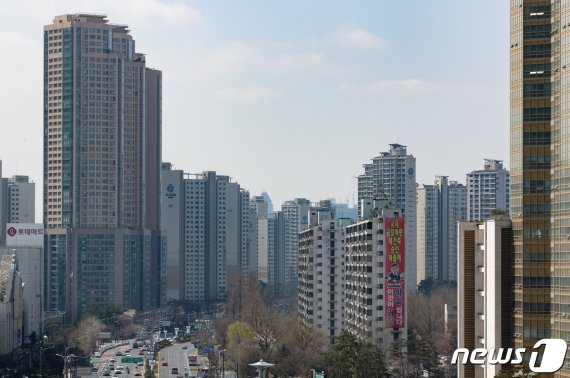 서울 송파구 잠실 주공5단지 아파트와 인근 아파트 단지의 모습. 뉴스1