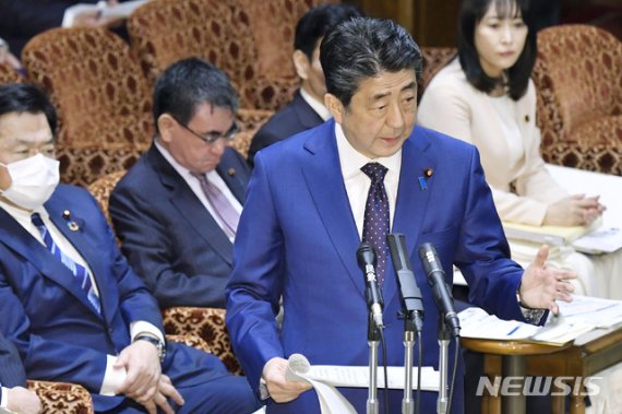 [도쿄=AP/뉴시스]지난 23일 아베 신조 일본 총리가 도쿄 국회에서 열린 참의원 예산위원회에 참석했다. 2020.03.23.