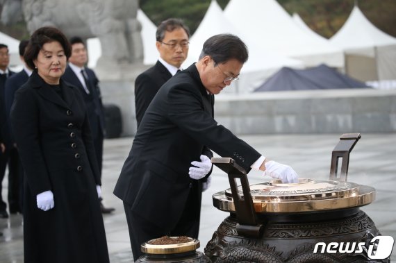 문재인 대통령이 27일 국립대전현충원에서 열린 서해수호의 날 기념식에서 분향하고 있다. (국가보훈처 제공) 2020.3.27/뉴스1