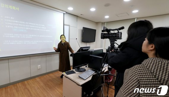 각 대학들이 온라인 강의로 수업을 대체하기 위해 영상 프로그램을 제작하고 있다. 지난 6일 오후 인천광역시 계양구 경인여자대학교 김귀현 교수가 보건의료관리 교육과목 강의 영상을 녹화하고 있다. /사진=뉴스원