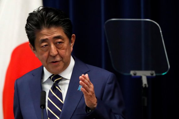 아베 신조 일본 총리가 28일 오후 6시 총리관저에서 코로나19 확산과 관련한 기자회견을 하고 있다. 로이터 뉴스1