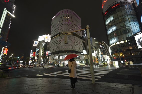 일본 정부와 도쿄도의 주말 외출 자제령에 28일 도쿄 최대 상권인 긴자 거리가 한산하다. AP뉴시스