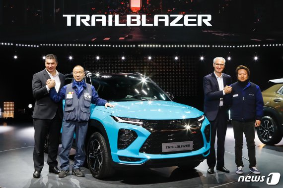 쉐보레가 글로벌 SUV ‘트레일블레이저(Trailblazer)’를 공개한 모습 왼쪽부터 행사에 참석한 한국지엠 카허 카젬(Kaher Kazem) 사장, 김성갑 한국지엠 노조위원장, 로베르토 렘펠 지엠테크니컬센터코리아 사장, 신영 지엠테크니컬센터코리아 노동조합 지회장© 뉴스1