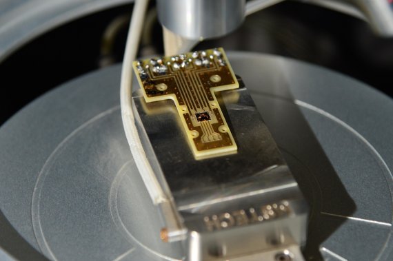 KIST 연구진이 개발한 나노 자성구조체인 스커미온을 이용한 초저전력 인공지능 반도체 부품. KIST 제공